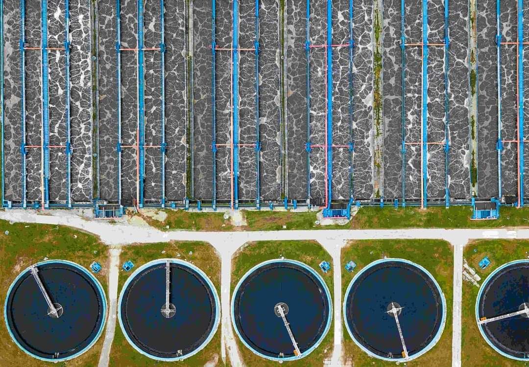 Planta de tratamiento de aguas residuales vista desde arriba